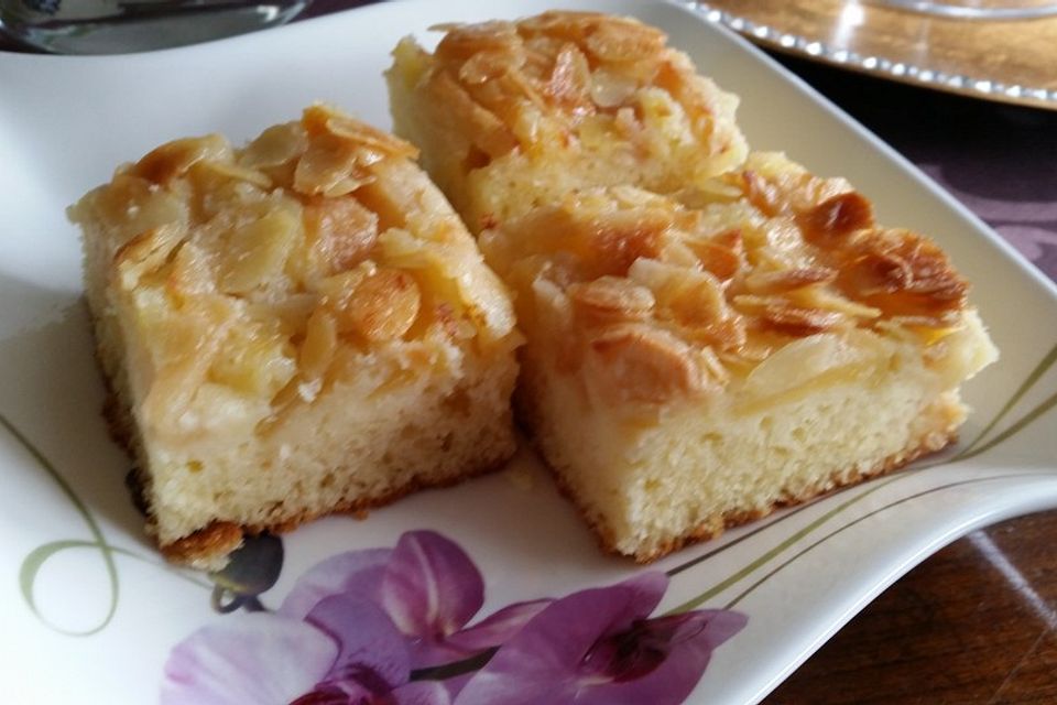 Apfelkuchen vom Blech mit Mandeln und Zimt