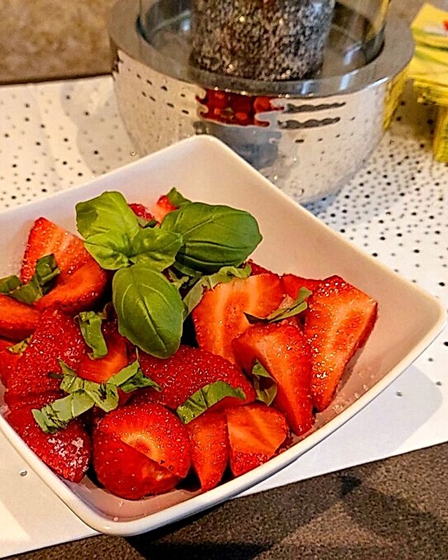 Erdbeersalat mit Basilikum