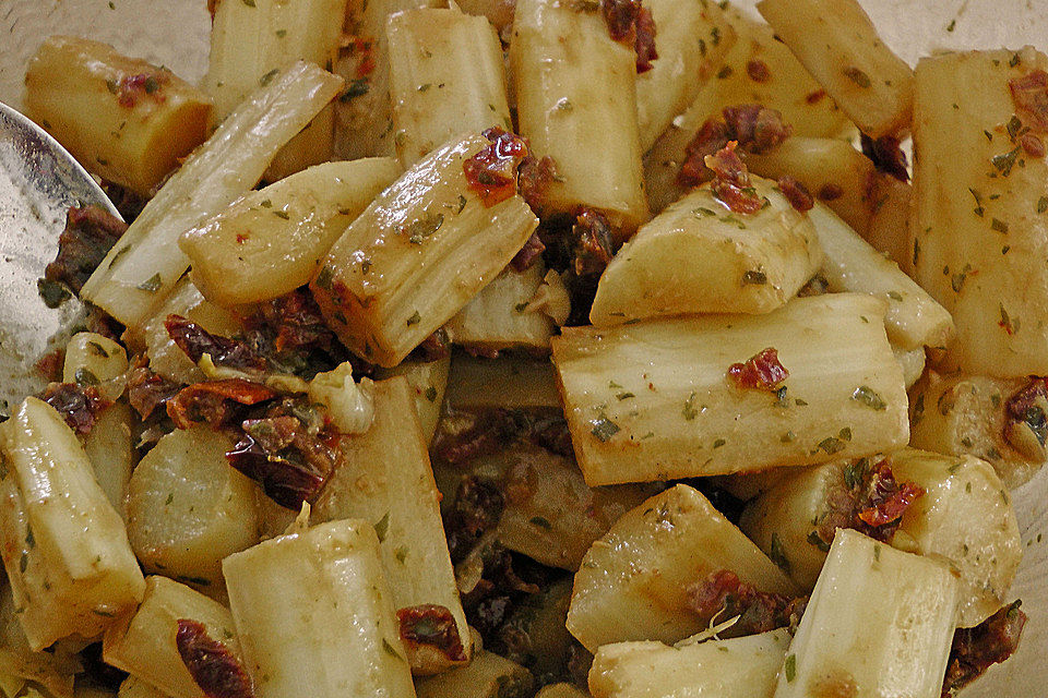 Marinierter Spargel mit getrockneten Tomaten