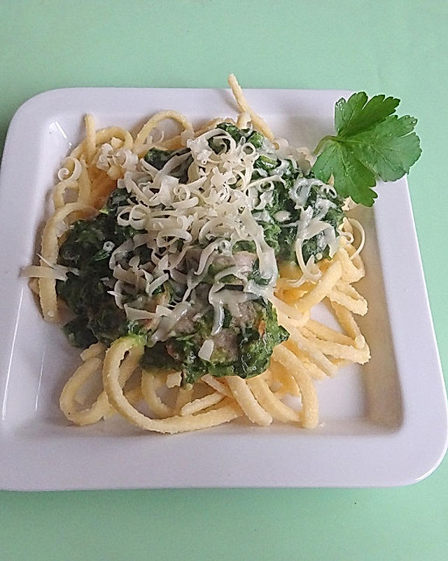 Spaghetti mit Rahmspinat - Bratwurst