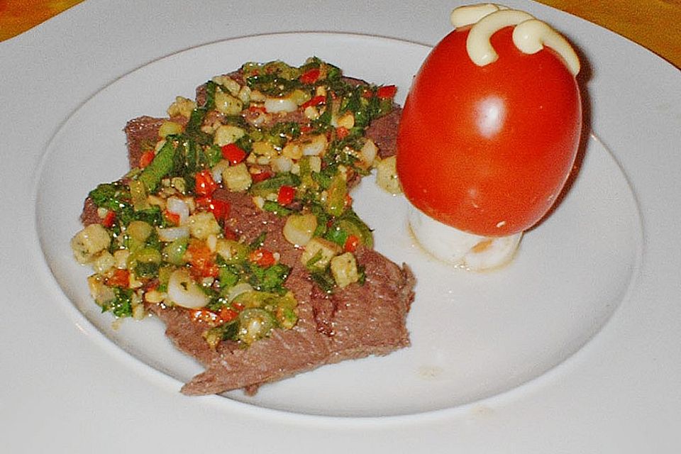 Carpaccio vom Tafelspitz mit Frühlingszwiebeln und Croútons