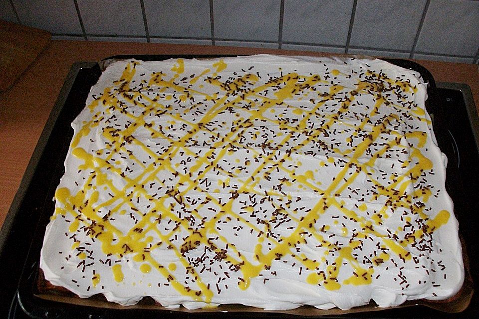 Kirsch - Eierlikör - Blechkuchen mit Schmand - Sahne