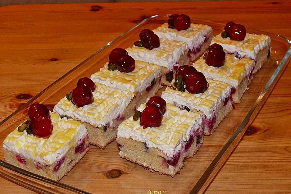 Kirsch - Eierlikör - Blechkuchen mit Schmand - Sahne