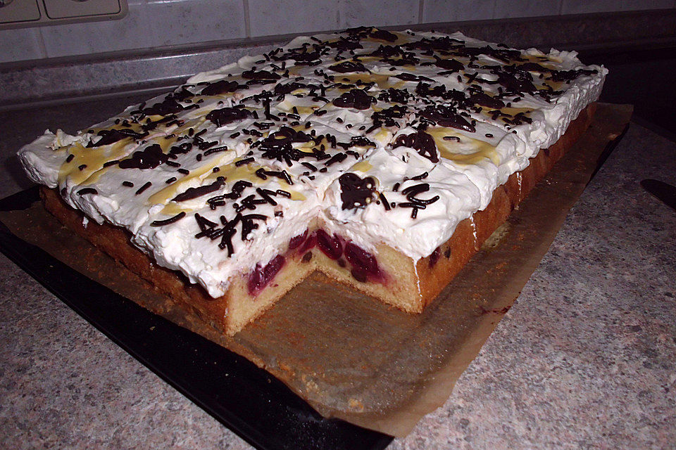 Kirsch - Eierlikör - Blechkuchen mit Schmand - Sahne