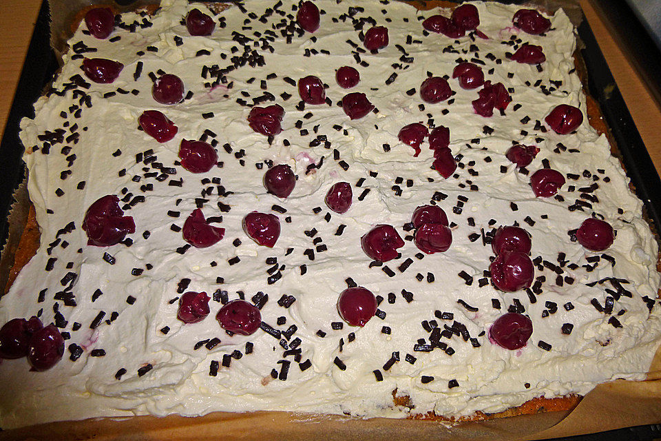 Kirsch - Eierlikör - Blechkuchen mit Schmand - Sahne