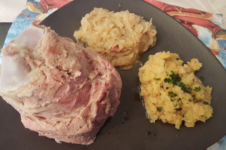 Berliner Eisbein auf Sauerkraut mit Erbspüree