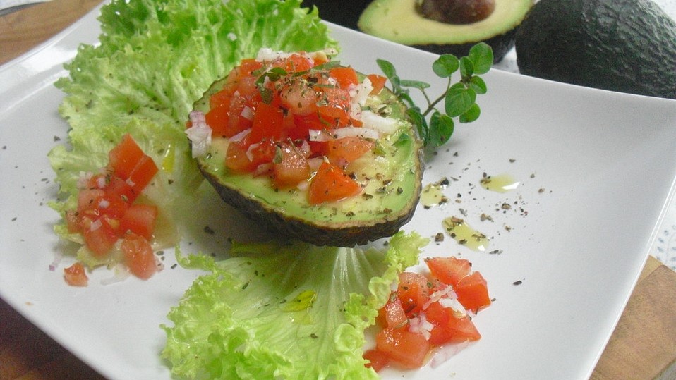 Gef-llte-Avocado-mit-Oliven-l