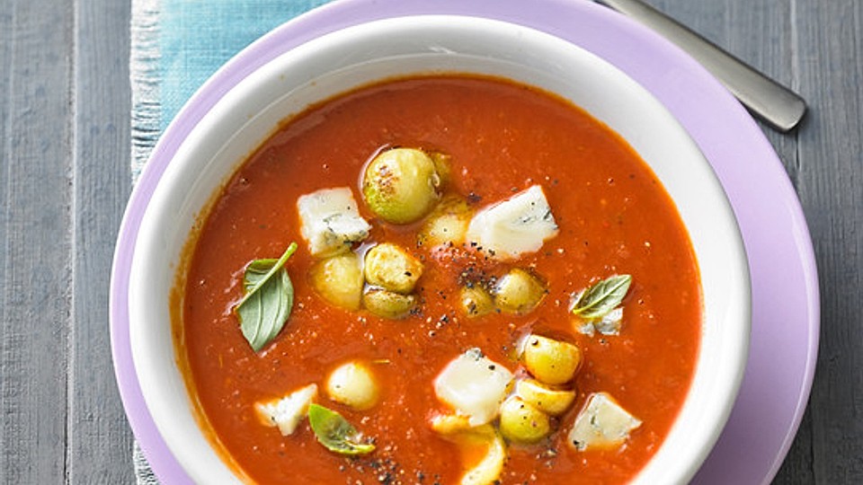 Schnelle Gorgonzola - Tomatensuppe mit Zucchinicroutons