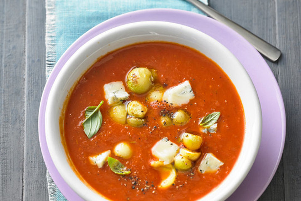 Schnelle Gorgonzola - Tomatensuppe mit Zucchinicroutons