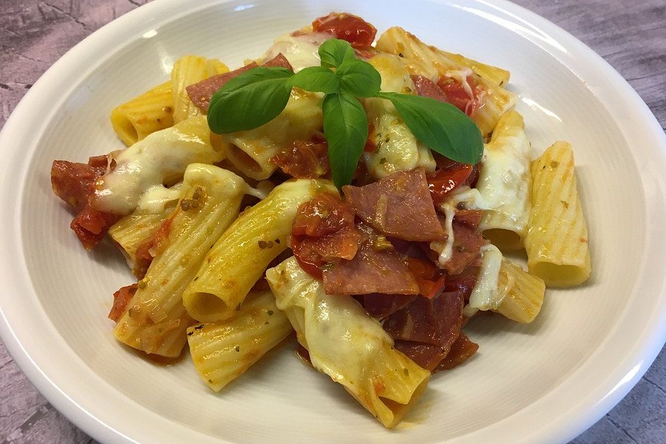 Überbackene Pasta mit Salami - Tomatensoße