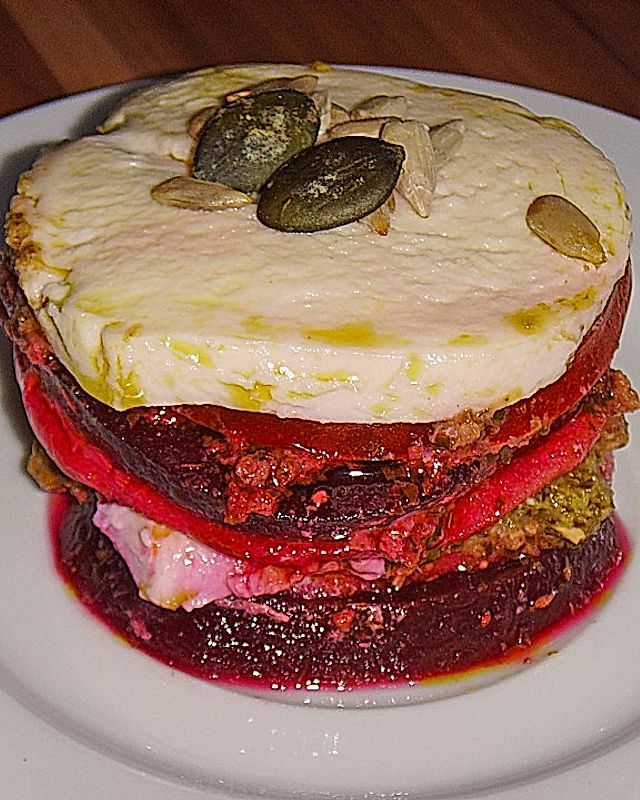 Tomaten - Mozzarella - Turm  mit Pesto