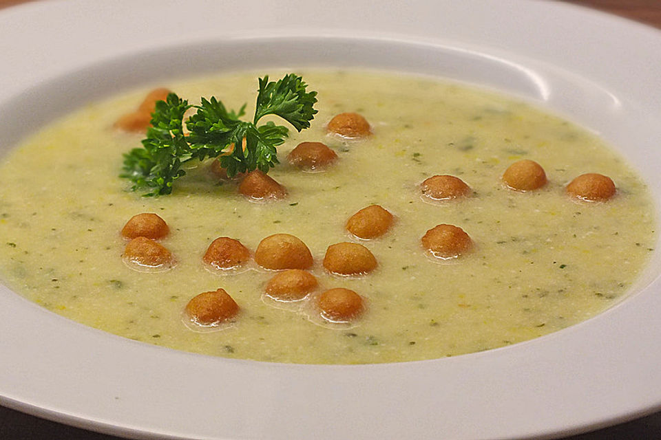 Zucchinisuppe mit Kartoffeln und Schinkeneinlage