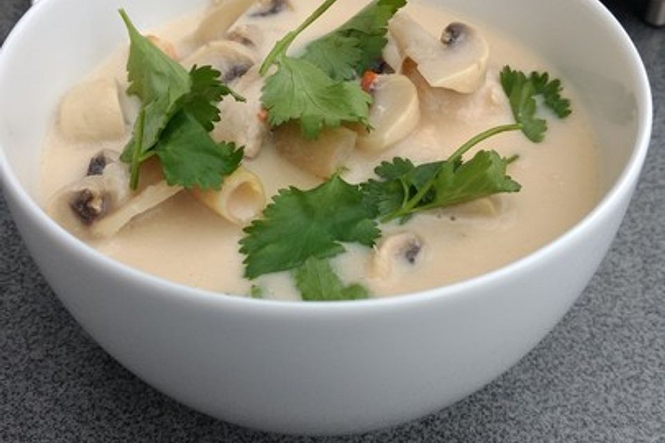 Tom Kha Gai - die berühmte Hühnersuppe mit Kokosmilch und Galgant