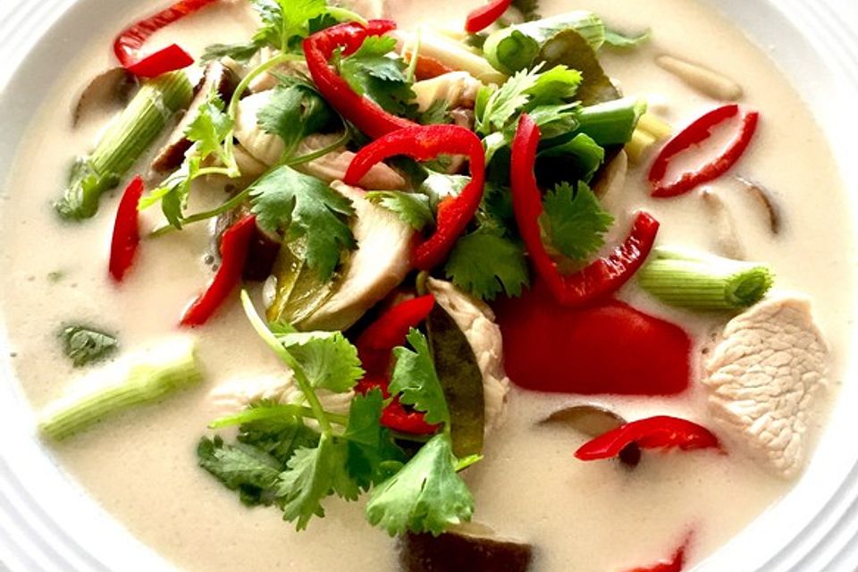 Tom Kha Gai - die berühmte Hühnersuppe mit Kokosmilch und Galgant