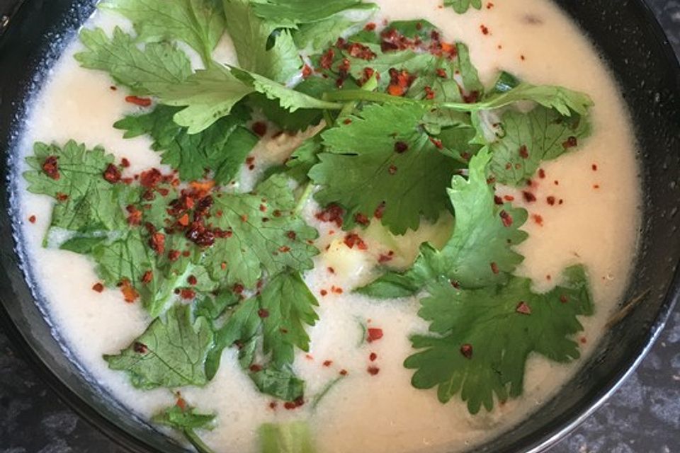 Tom Kha Gai - die berühmte Hühnersuppe mit Kokosmilch und Galgant