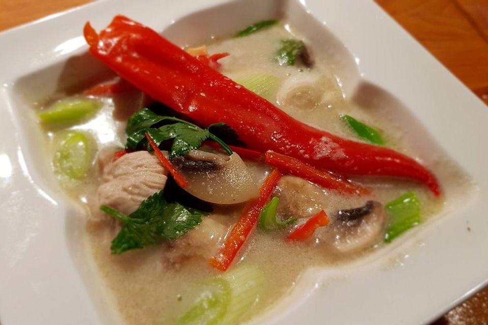 Tom Kha Gai - die berühmte Hühnersuppe mit Kokosmilch und Galgant