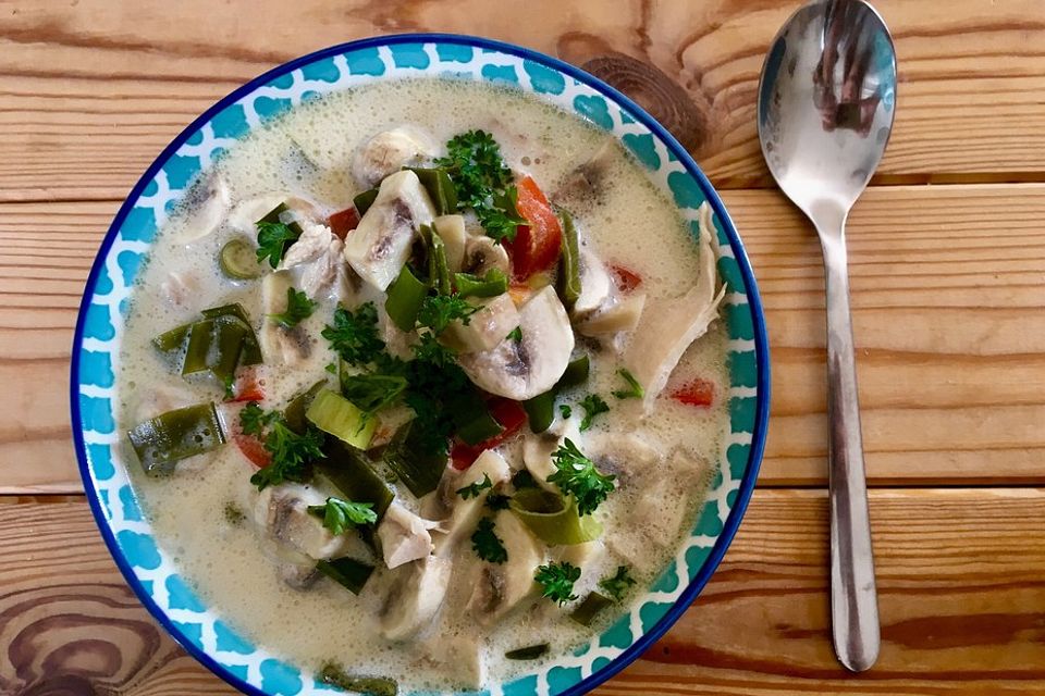 Tom Kha Gai - die berühmte Hühnersuppe mit Kokosmilch und Galgant