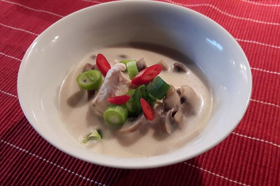 Tom Kha Gai - die berühmte Hühnersuppe mit Kokosmilch und Galgant