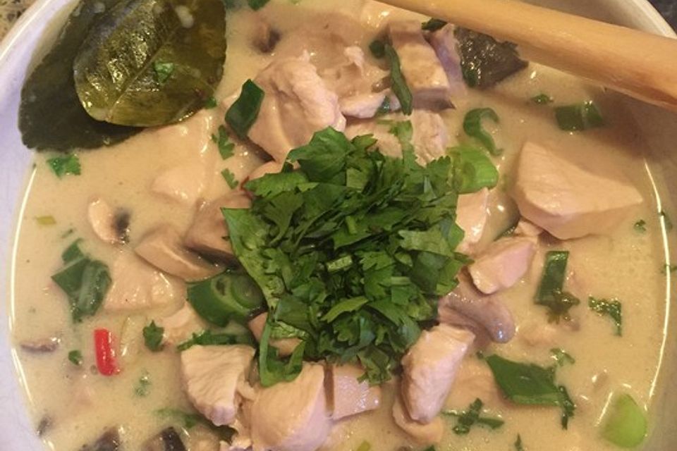 Tom Kha Gai - die berühmte Hühnersuppe mit Kokosmilch und Galgant