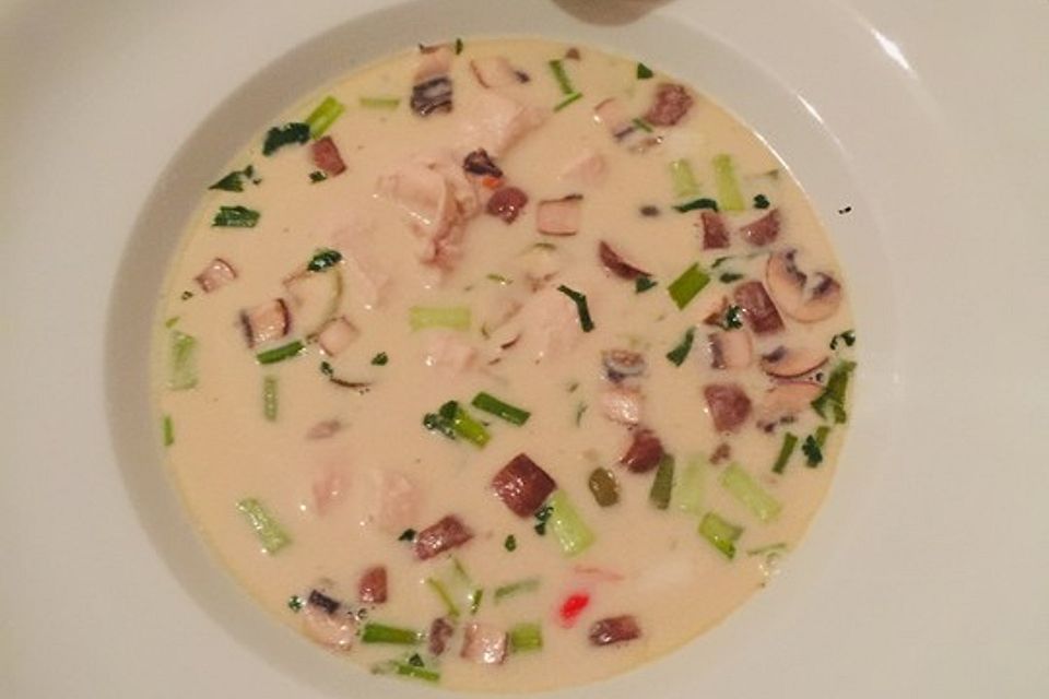 Tom Kha Gai - die berühmte Hühnersuppe mit Kokosmilch und Galgant