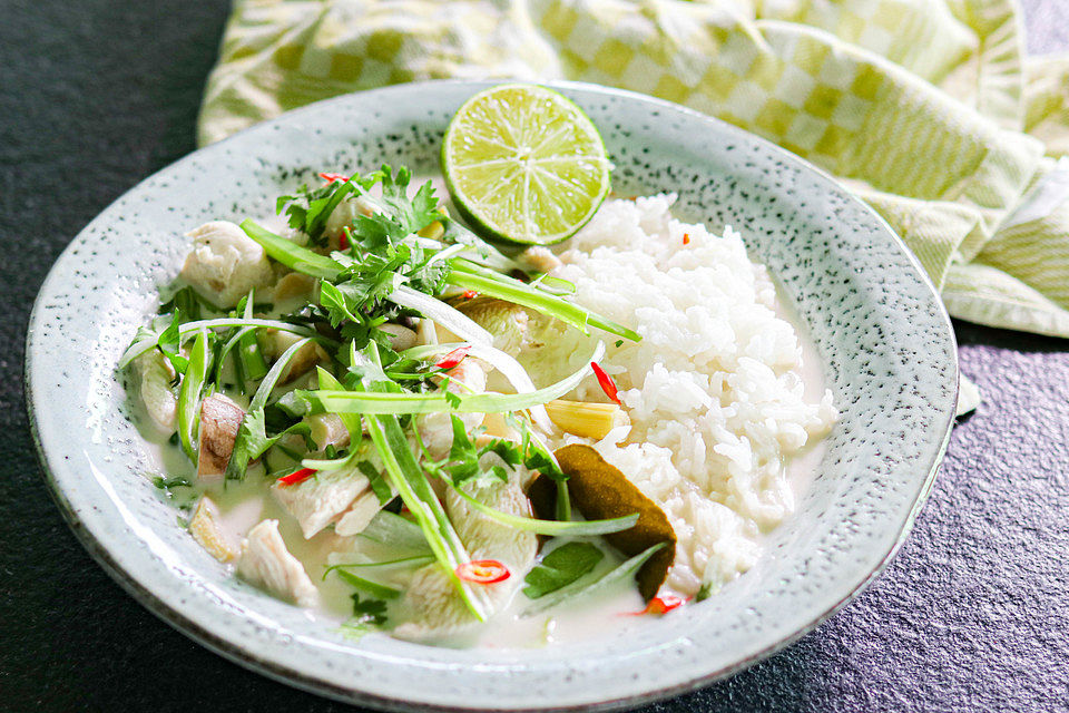 Tom Kha Gai - die berühmte Hühnersuppe mit Kokosmilch und Galgant