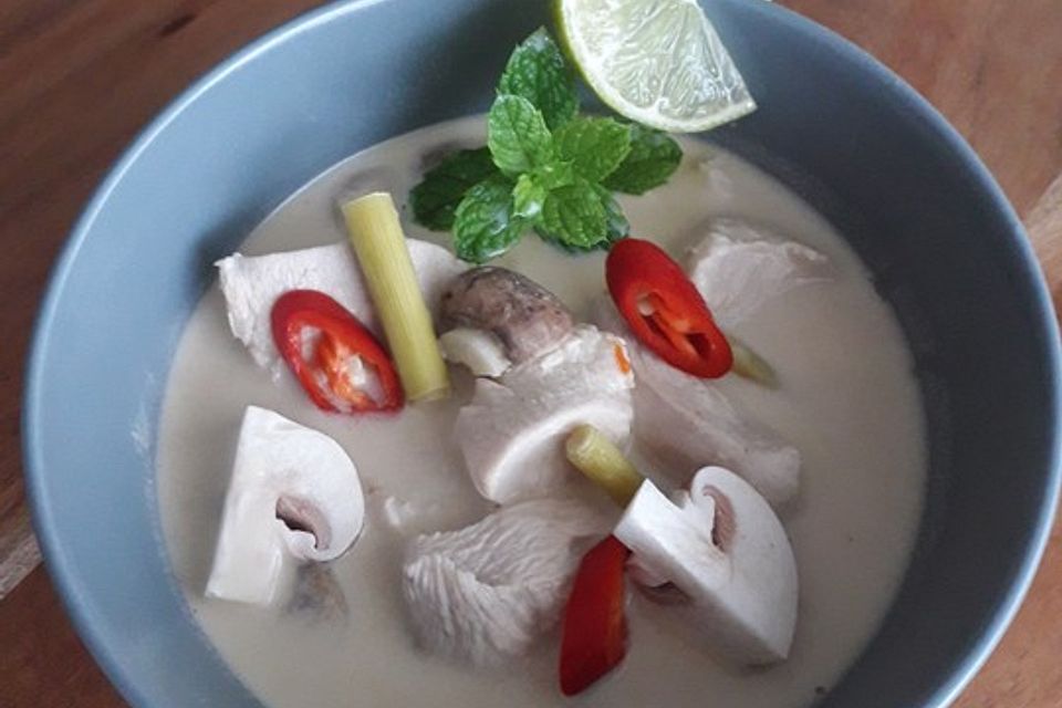 Tom Kha Gai - die berühmte Hühnersuppe mit Kokosmilch und Galgant