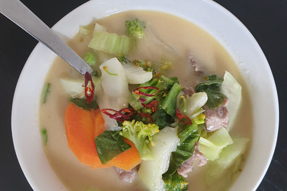 Tom Kha Gai - die berühmte Hühnersuppe mit Kokosmilch und Galgant