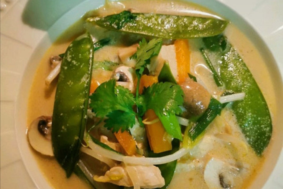 Tom Kha Gai - die berühmte Hühnersuppe mit Kokosmilch und Galgant