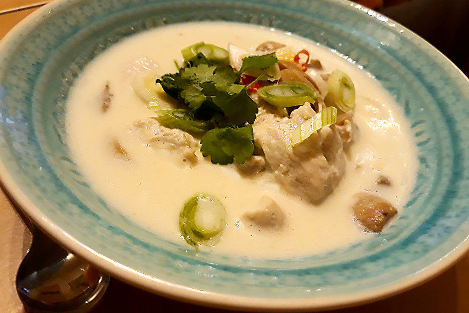 Tom Kha Gai - die berühmte Hühnersuppe mit Kokosmilch und Galgant