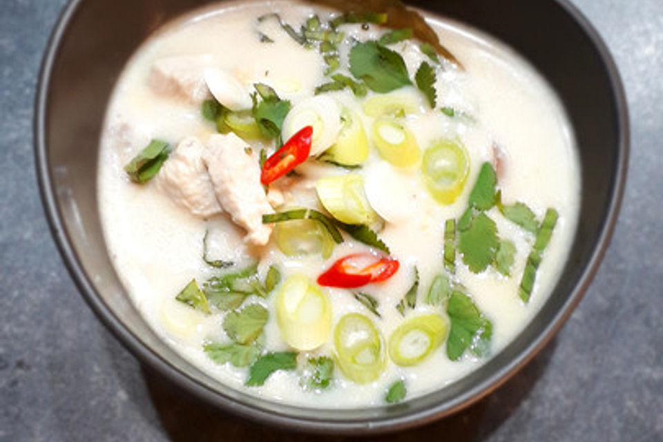 Tom Kha Gai - die berühmte Hühnersuppe mit Kokosmilch und Galgant