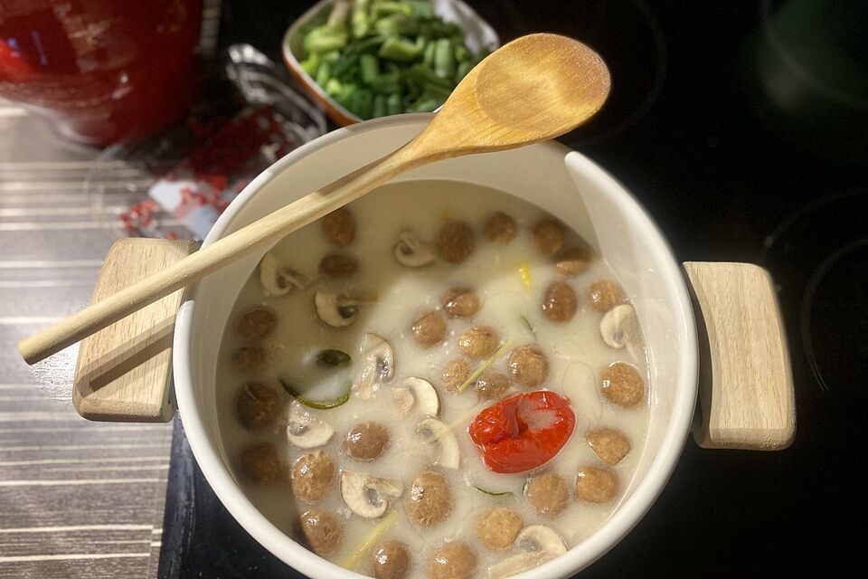 Tom Kha Gai - die berühmte Hühnersuppe mit Kokosmilch und Galgant