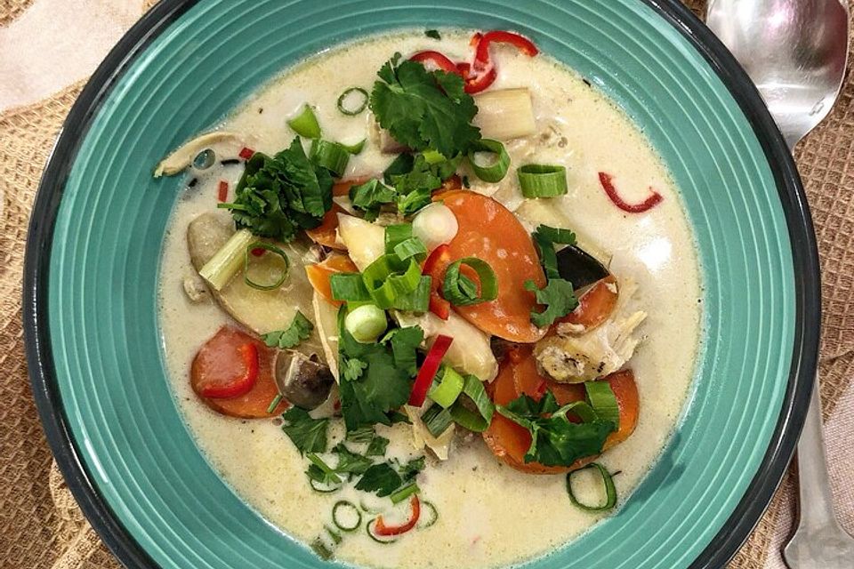 Tom Kha Gai - die berühmte Hühnersuppe mit Kokosmilch und Galgant