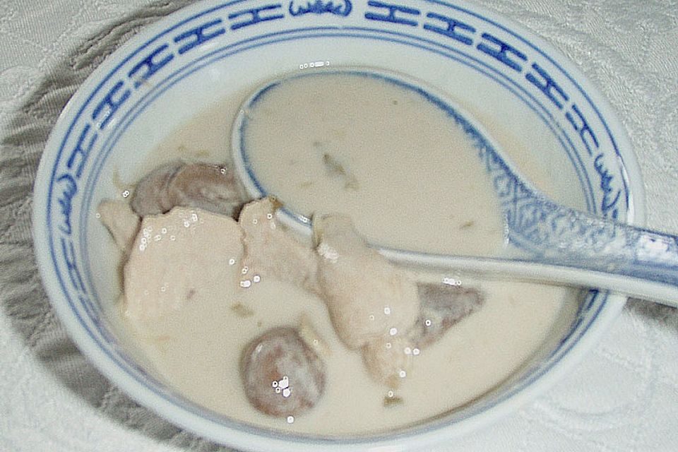 Tom Kha Gai - die berühmte Hühnersuppe mit Kokosmilch und Galgant