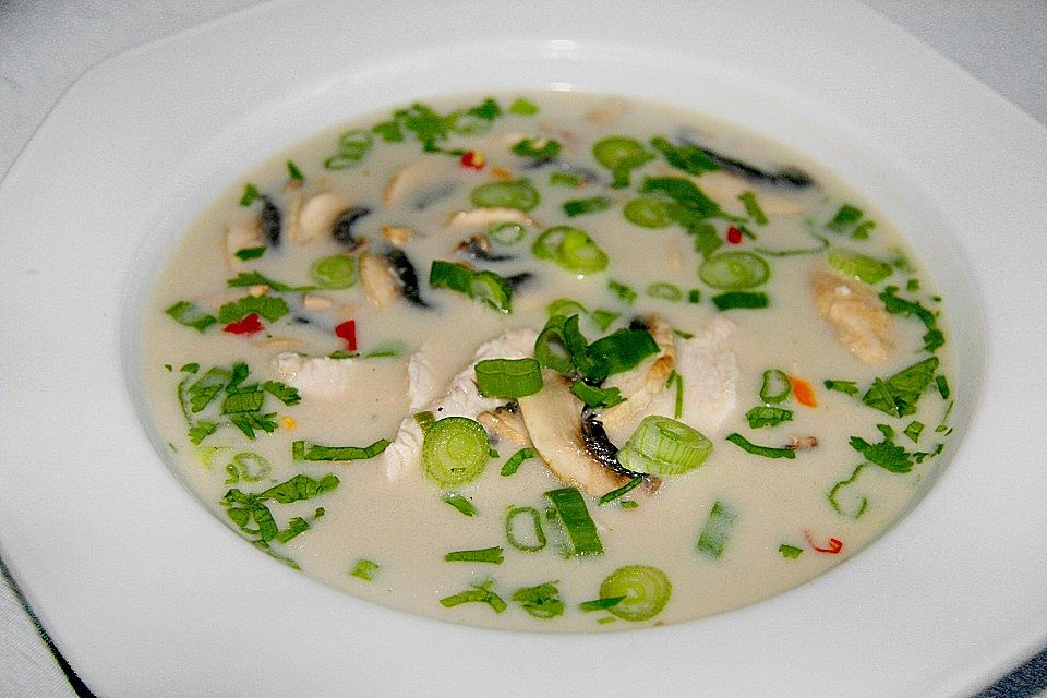 Tom Kha Gai - die berühmte Hühnersuppe mit Kokosmilch und Galgant