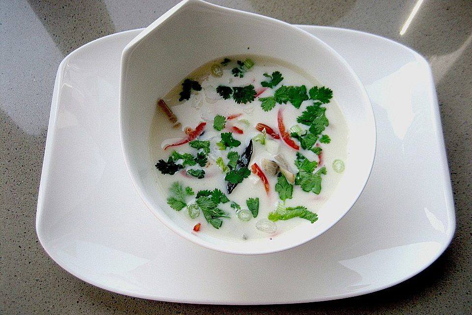 Tom Kha Gai - die berühmte Hühnersuppe mit Kokosmilch und Galgant