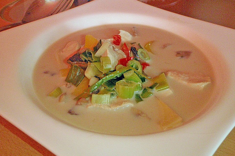 Tom Kha Gai - die berühmte Hühnersuppe mit Kokosmilch und Galgant