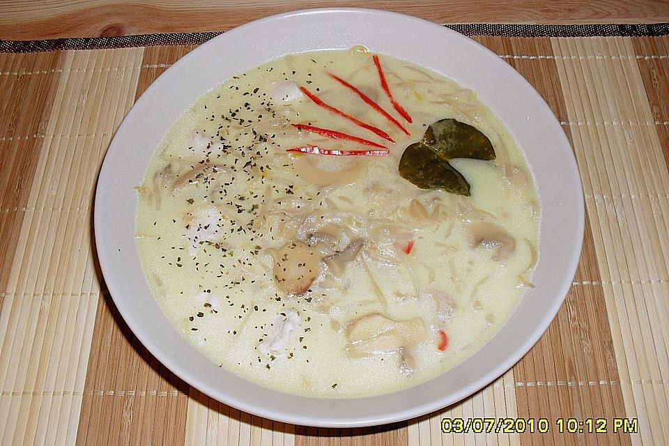 Tom Kha Gai - die berühmte Hühnersuppe mit Kokosmilch und Galgant