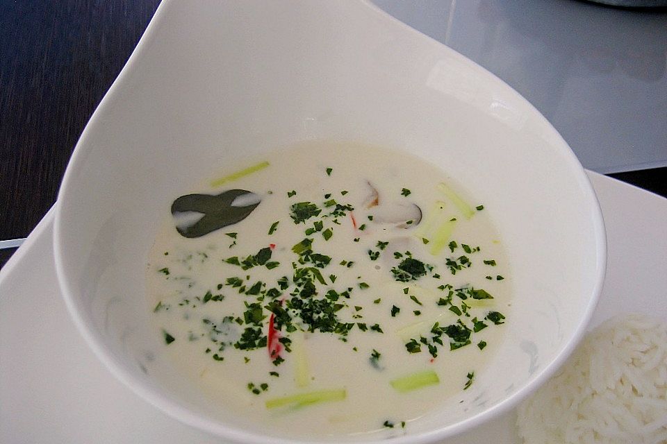 Tom Kha Gai - die berühmte Hühnersuppe mit Kokosmilch und Galgant