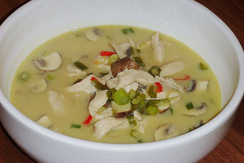 Tom Kha Gai - die berühmte Hühnersuppe mit Kokosmilch und Galgant