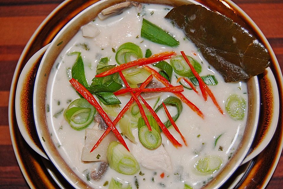 Tom Kha Gai - die berühmte Hühnersuppe mit Kokosmilch und Galgant