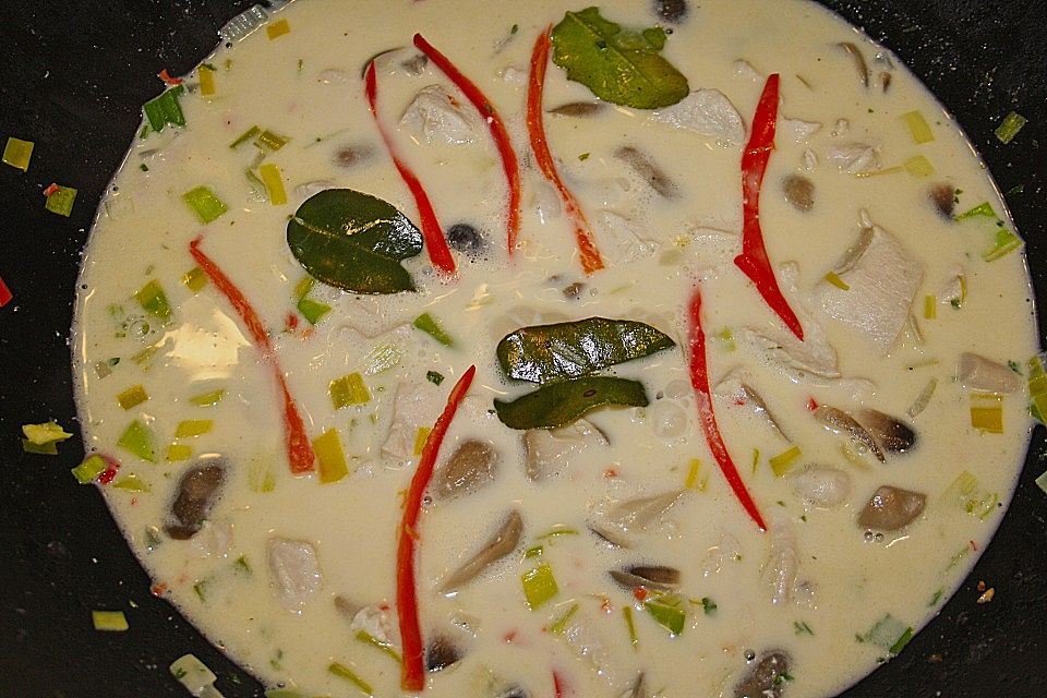 Tom Kha Gai - die berühmte Hühnersuppe mit Kokosmilch und Galgant