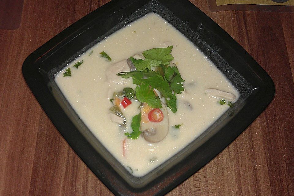 Tom Kha Gai - die berühmte Hühnersuppe mit Kokosmilch und Galgant