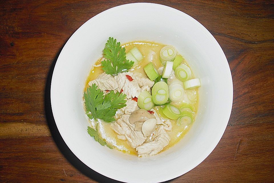 Tom Kha Gai - die berühmte Hühnersuppe mit Kokosmilch und Galgant