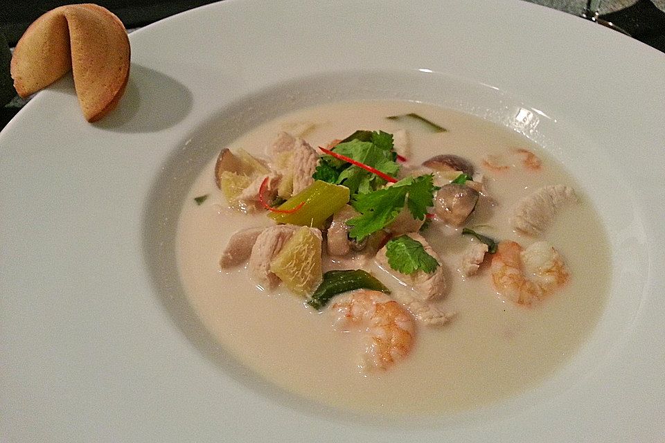 Tom Kha Gai - die berühmte Hühnersuppe mit Kokosmilch und Galgant