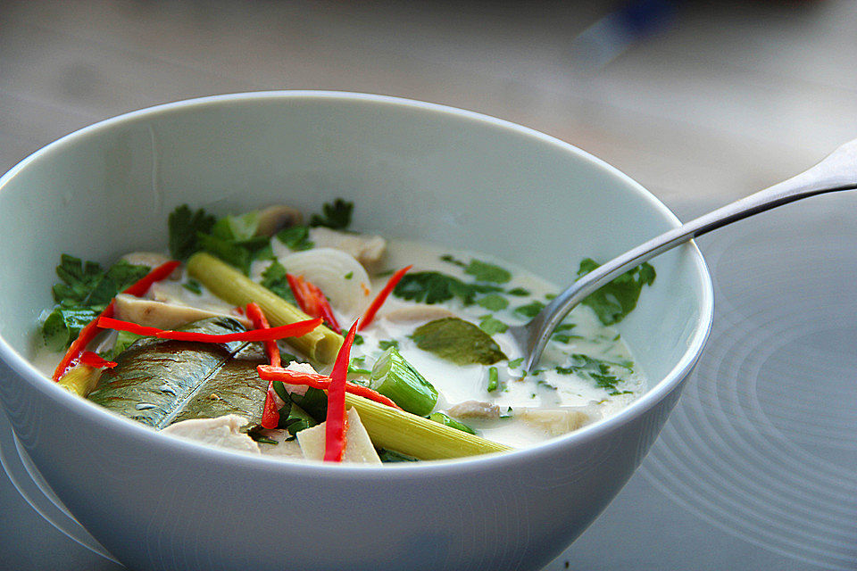 Tom Kha Gai - die berühmte Hühnersuppe mit Kokosmilch und Galgant