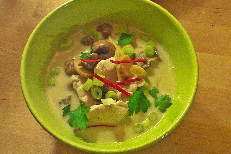 Tom Kha Gai - die berühmte Hühnersuppe mit Kokosmilch und Galgant