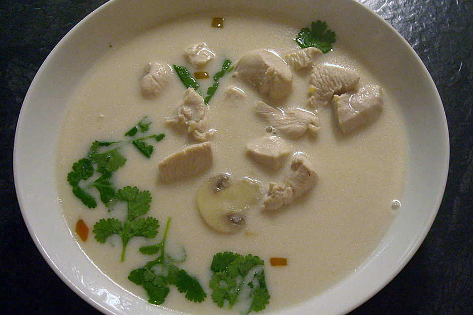 Tom Kha Gai - die berühmte Hühnersuppe mit Kokosmilch und Galgant