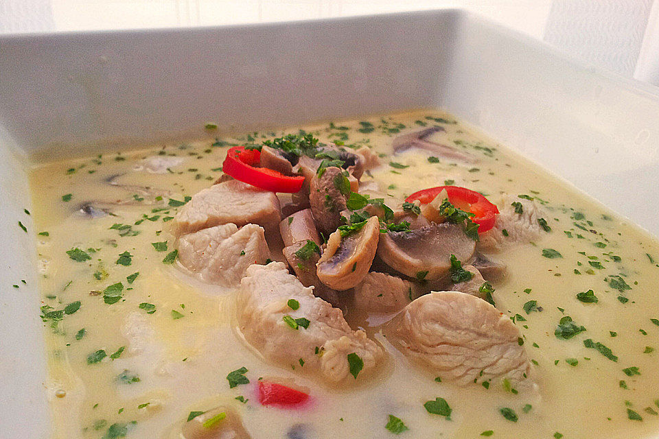 Tom Kha Gai - die berühmte Hühnersuppe mit Kokosmilch und Galgant