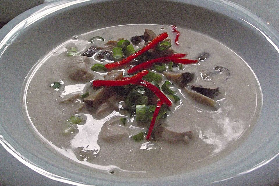 Tom Kha Gai - die berühmte Hühnersuppe mit Kokosmilch und Galgant