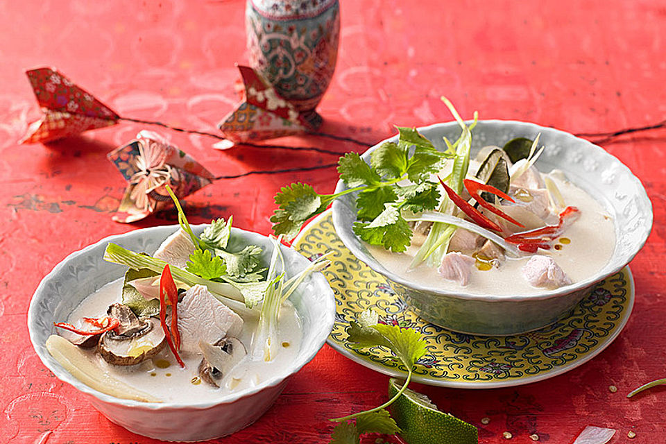 Tom Kha Gai - die berühmte Hühnersuppe mit Kokosmilch und Galgant